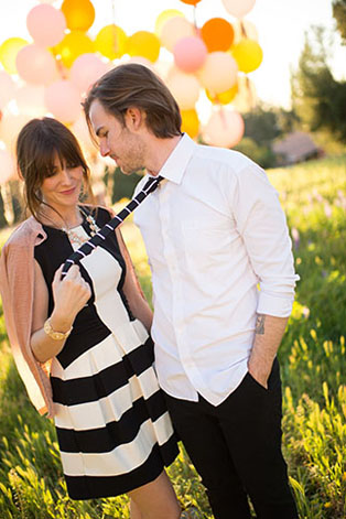 Гигантские воздушные шары, влюбленные с шариками