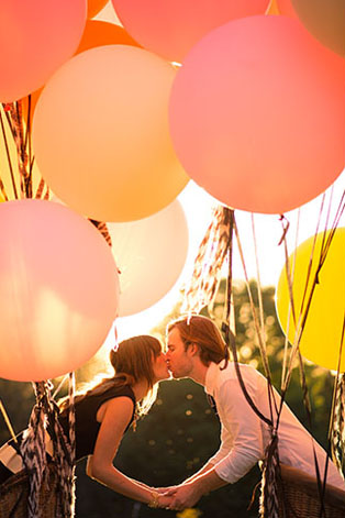 Гигантские воздушные шары, влюбленные с шариками