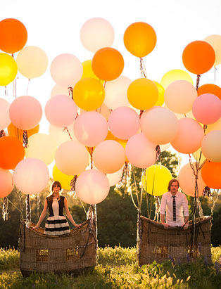 Гигантские воздушные шары, влюбленные у корзины с шарами