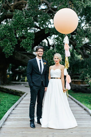 Гигантские воздушные шары, жених и невеста с большими шарами