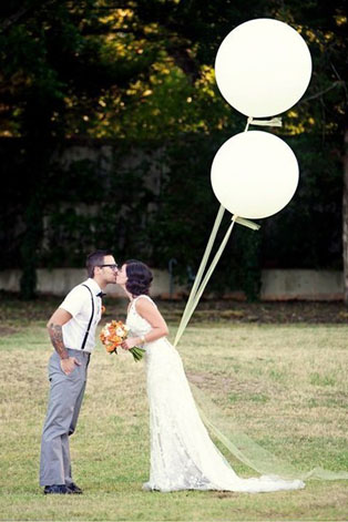Гигантские воздушные шары, жених и невеста с большими шарами
