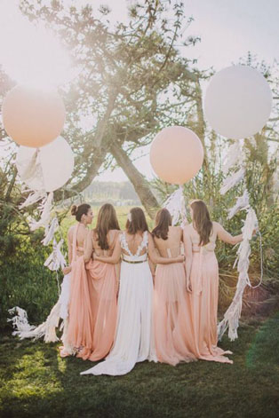 Гигантские воздушные шары, невеста с подружками