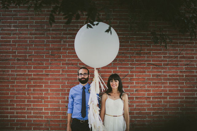 Гигантские воздушные шары, жених и невеста с большим шаром