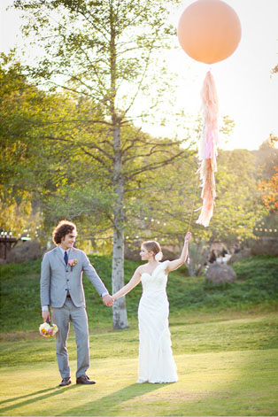 Гигантские воздушные шары, жених и невеста с большими шарами