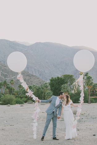 Гигантские воздушные шары, жених и невеста с большими шарами