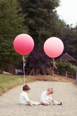 Гигантские воздушные шары, дети с большими шариками