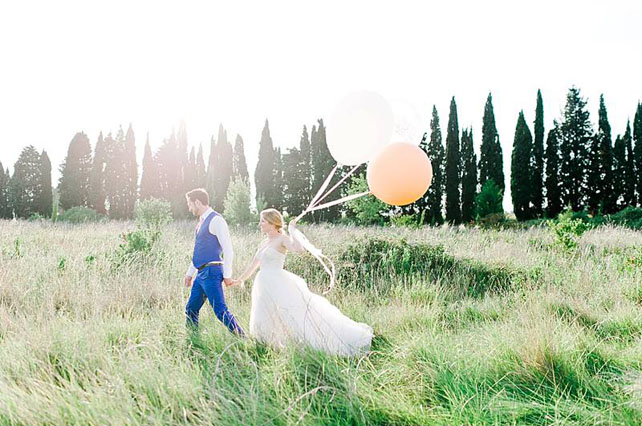 Гигантские воздушные шары, жених и невеста с большими шарами