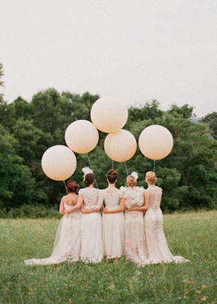 Гигантские воздушные шары, невеста с подружками