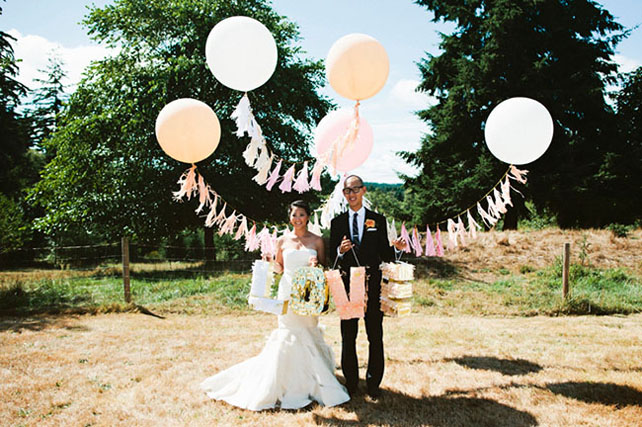 Гигантские воздушные шары, жених и невеста с большими шарами