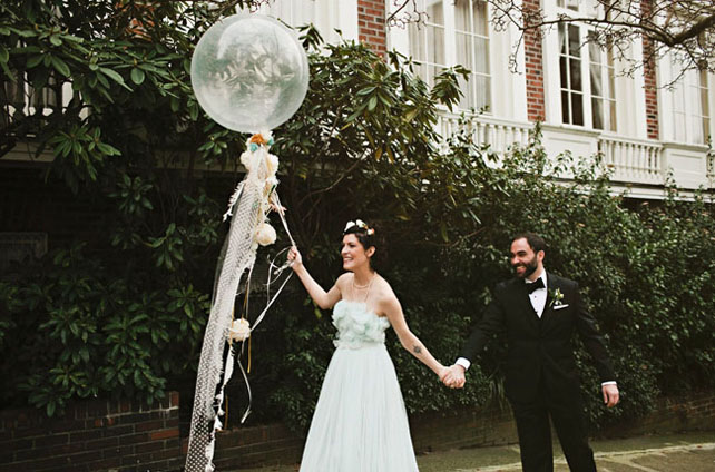 Гигантские воздушные шары, жених и невеста с большими шарами