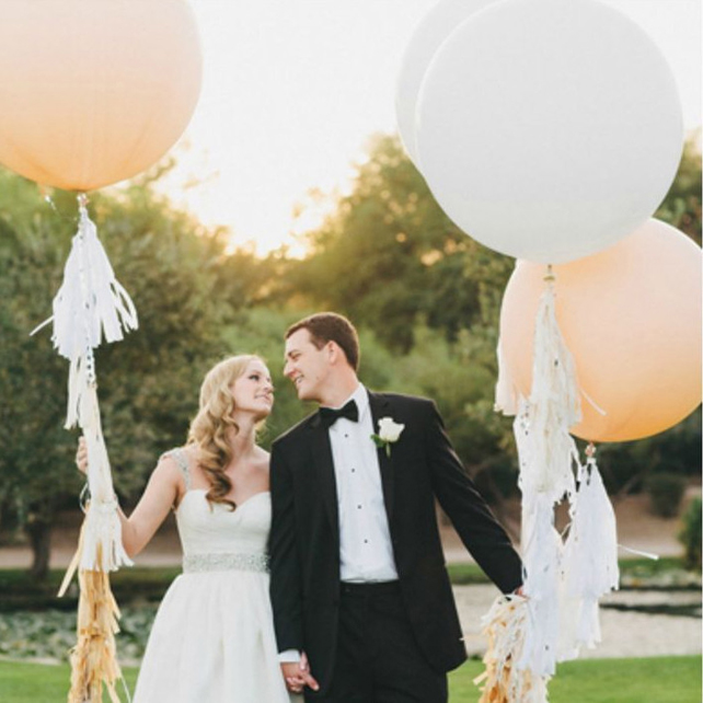 Гигантские воздушные шары, жених и невеста с большими шарами