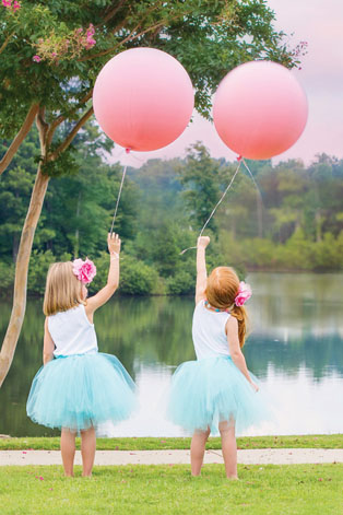 Гигантские воздушные шары, девочки с шариками