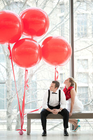 Гигантские воздушные шары, жених и невеста с большими шарами