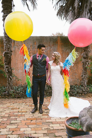 Гигантские воздушные шары, жених и невеста с большими шарами