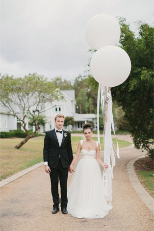 Гигантские воздушные шары, жених и невеста с большим шаром