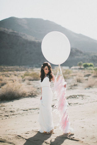 Гигантские воздушные шары, невеста с большим шаром