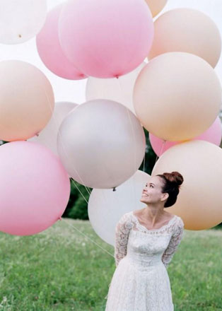 Гигантские воздушные шары, невеста с большими воздушными шарами