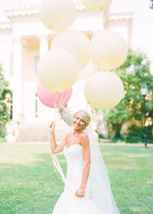 Гигантские воздушные шары, невеста с большими воздушными шарами