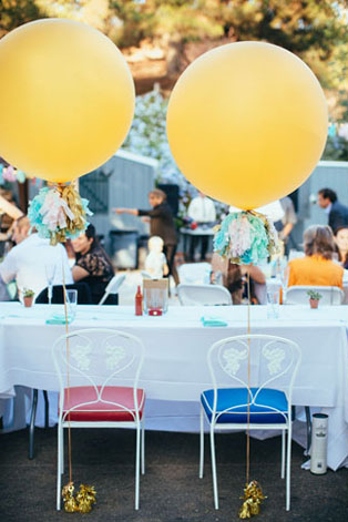 Гигантские воздушные шары, стулья жениха и невесты с большими шарами