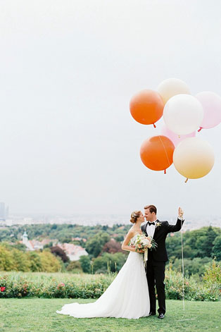 Гигантские воздушные шары, жених и невеста с большими шарами
