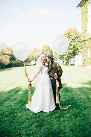 Гигантские воздушные шары, жених и невеста с большими шарами
