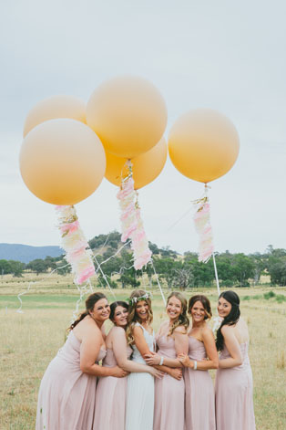 Гигантские воздушные шары, невеста и подружки с большими шарами