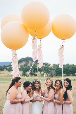 Гигантские воздушные шары, невеста и подружки с большими шарами