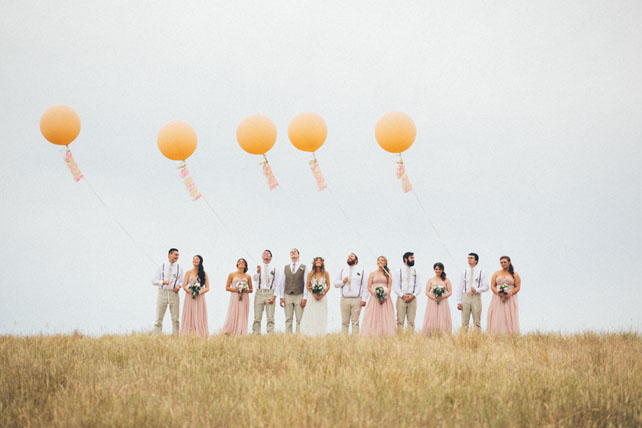 Гигантские воздушные шары, молодожены с друзьями на поле