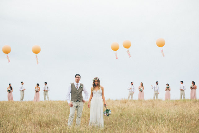 Гигантские воздушные шары, молодожены с друзьями на поле