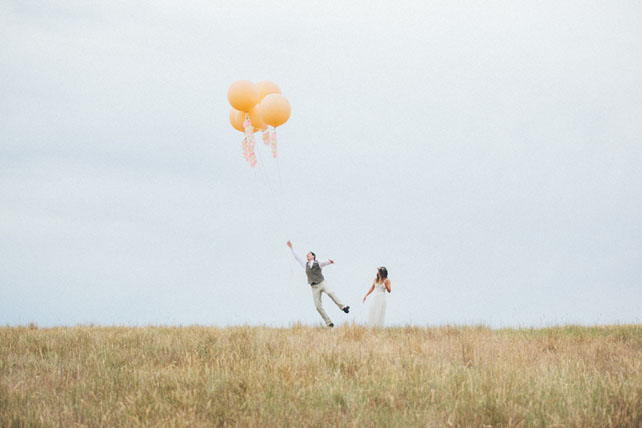 Гигантские воздушные шары, молодожены на поле с шариками