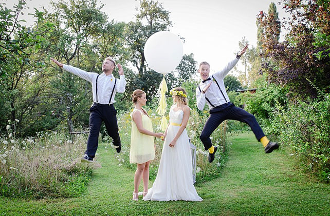 Гигантские воздушные шары, жених и невеста и друзья с большим шарамом