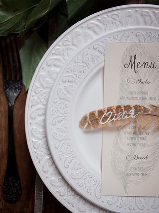 Годовщина свадьбы в стиле бохо, рассдочные карточки - перья