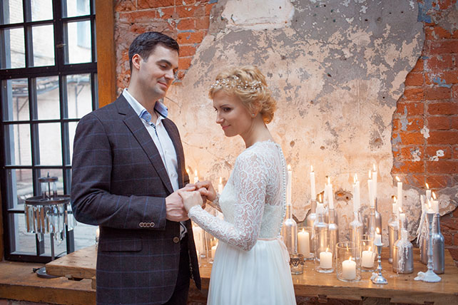 Годовщина свадьбы в стиле бохо, жених и невеста со свечами