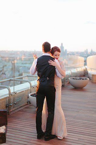 годовщина свадьбы на крыше, танец на крыше