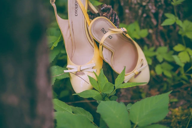 годовщина свадьбы в сказочном лесу, туфли для фотосессии