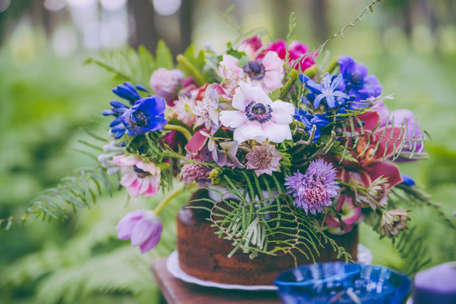 годовщина свадьбы в сказочном лесу, торт, украшенный живыми цветами