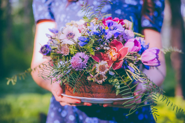 годовщина свадьбы в сказочном лесу, торт, украшенный живыми цветами