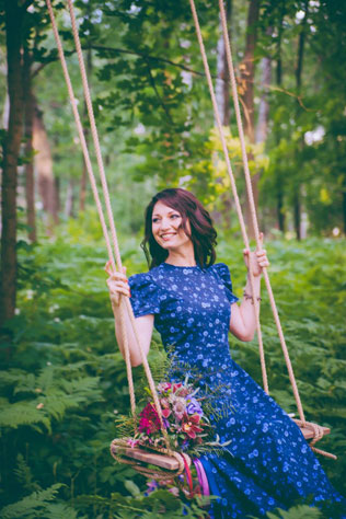 годовщина свадьбы в сказочном лесу, фотосессия на качелях