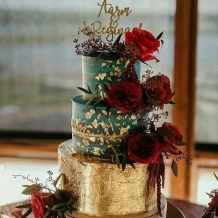 Драгоценный блеск: свадебные торты с золотыми акцентами