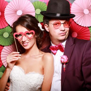 Почему на свадьбе не обойтись без фотобудки?