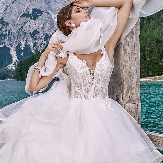 Вырезы, спинки, рукава: самые горячие тренды свадебной моды 2020