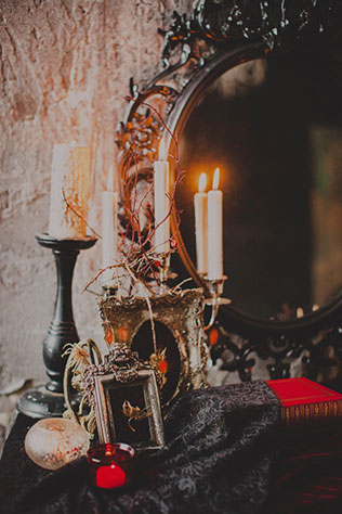 Готичная свадьба, элементы декора - свечи, зеркало