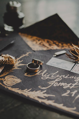 Готичная свадьба, кольца на приглашении