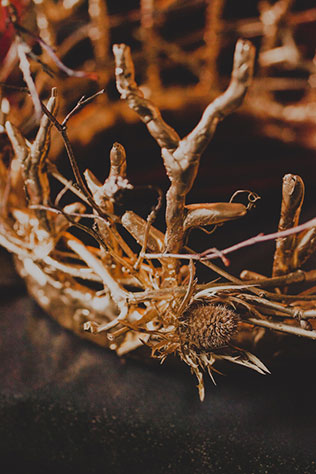 Готичная свадьба, золотая корона