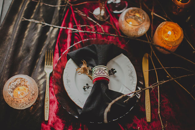 Готичная свадьба, сервировка стола