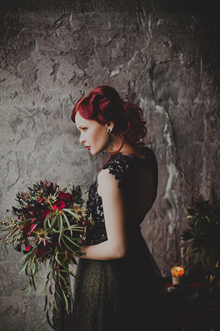 Готичная свадьба, невеста с букетом