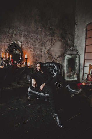 Готичная свадьба, жених в кресле