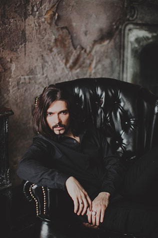 Готичная свадьба, жених в кресле