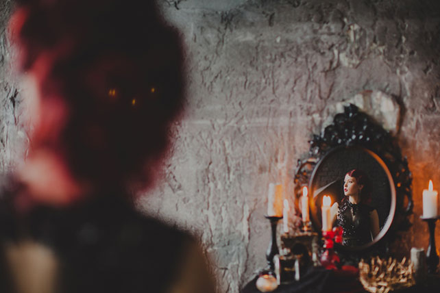 Готичная свадьба, невеста в отражении