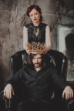 Готичная свадьба, невеста надевает корону жениху